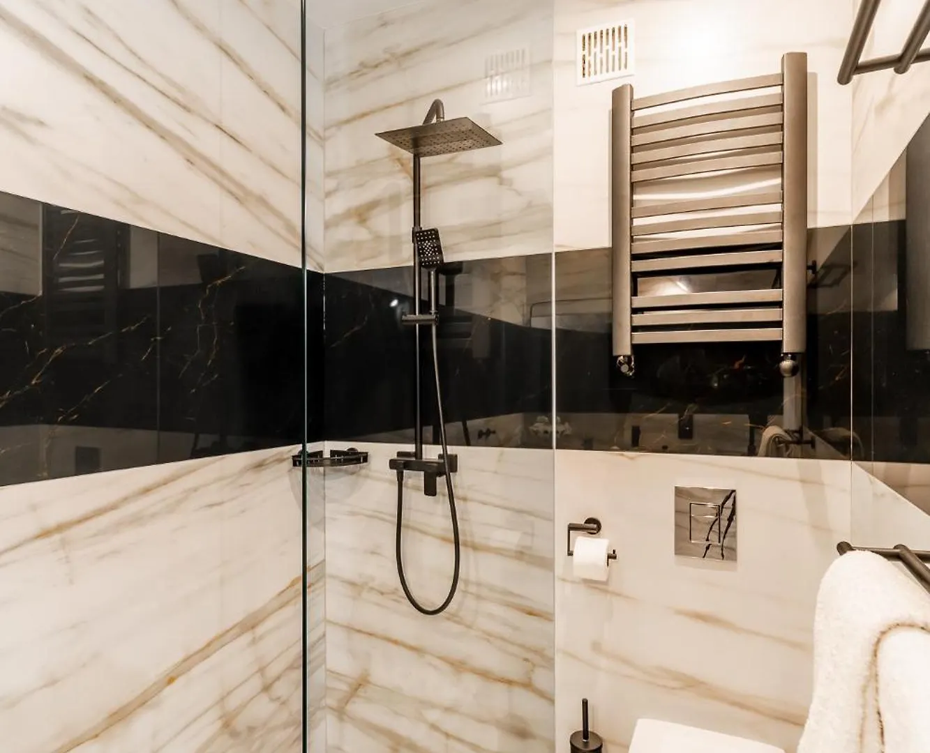 Wrzesinska Apt - Balcony, Workspace, Top Location - By Rentujemy Krakow 0*,  Poland