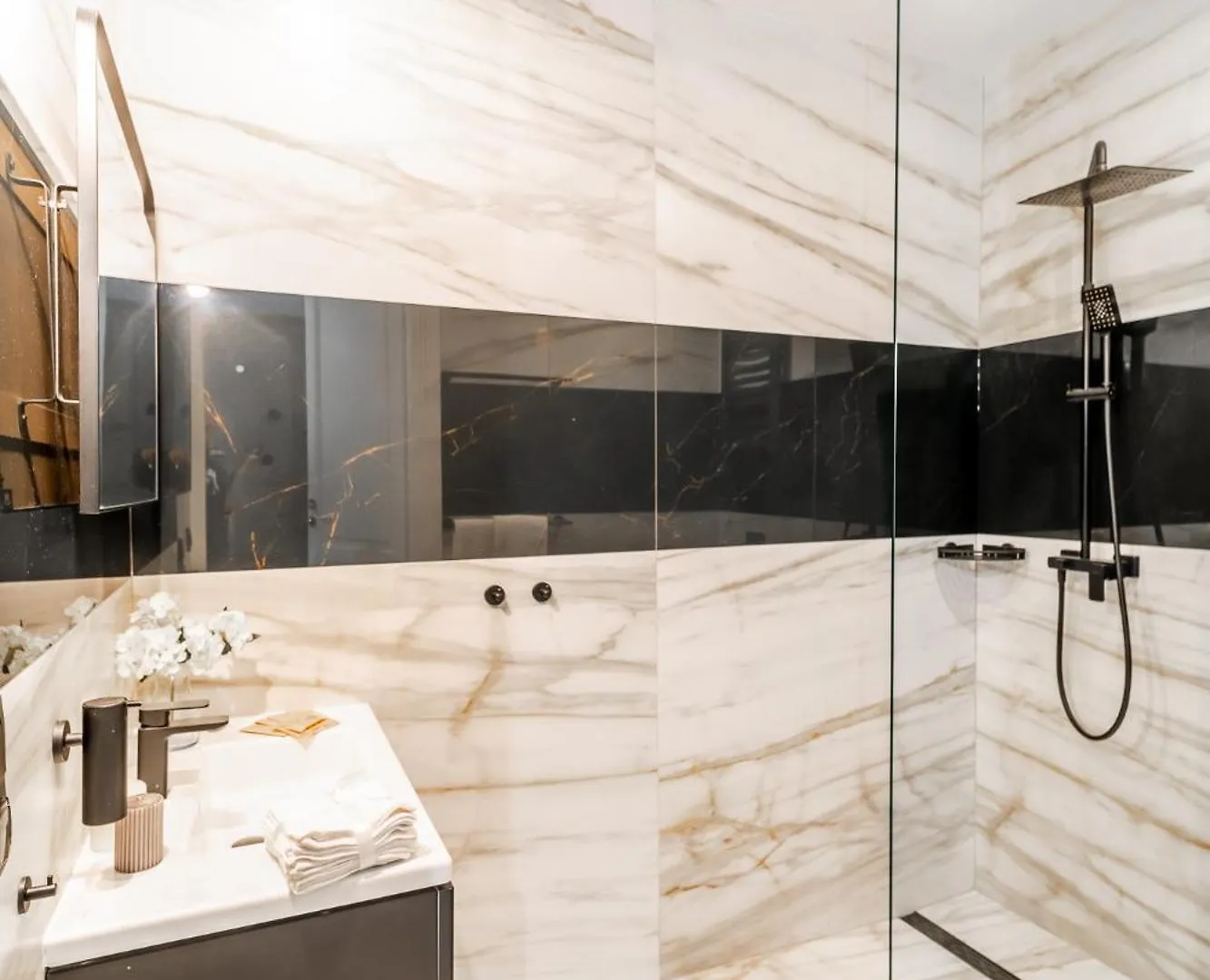 Apartment Wrzesinska Apt - Balcony, Workspace, Top Location - By Rentujemy Krakow