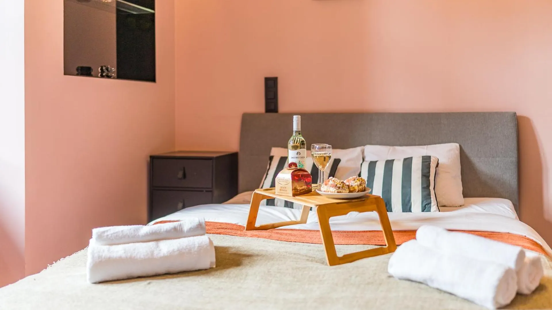 Apartment Wrzesinska Apt - Balcony, Workspace, Top Location - By Rentujemy Krakow