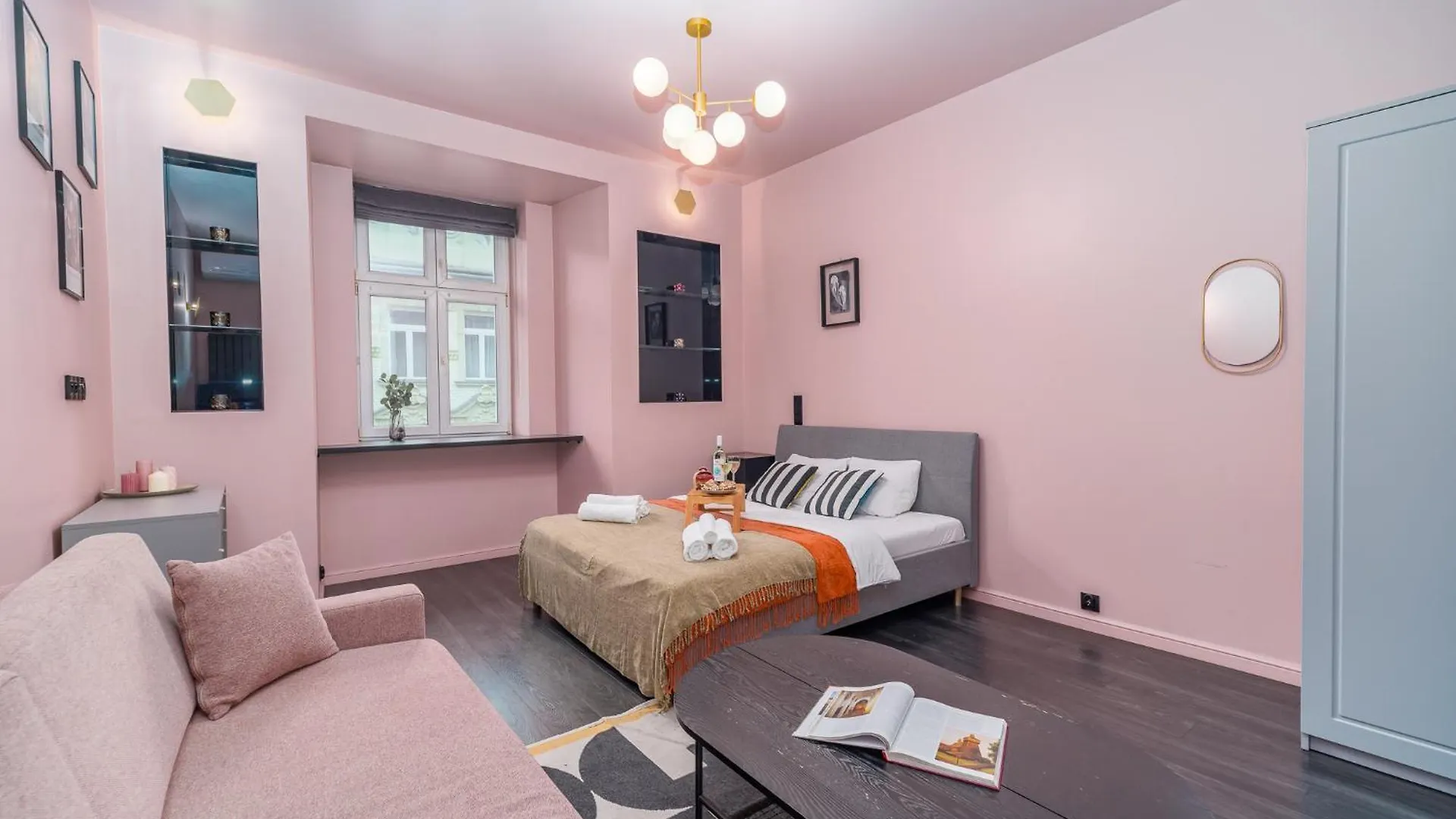 Wrzesinska Apt - Balcony, Workspace, Top Location - By Rentujemy Krakow Poland