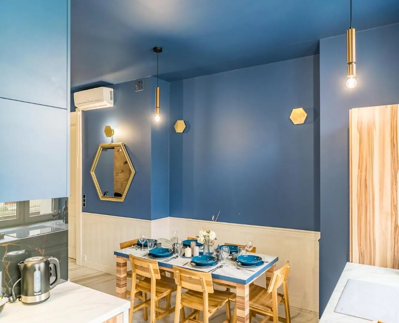 Apartment Wrzesinska Apt - Balcony, Workspace, Top Location - By Rentujemy Krakow