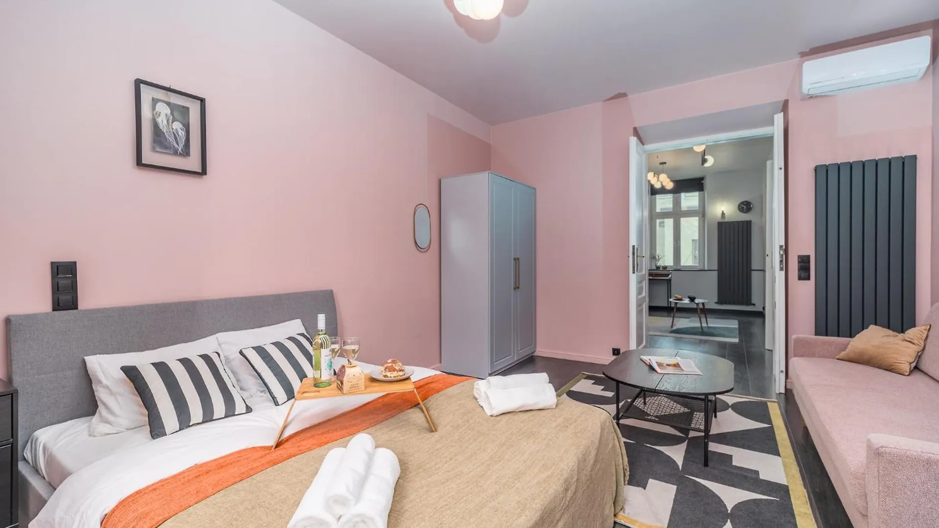Wrzesinska Apt - Balcony, Workspace, Top Location - By Rentujemy Krakow